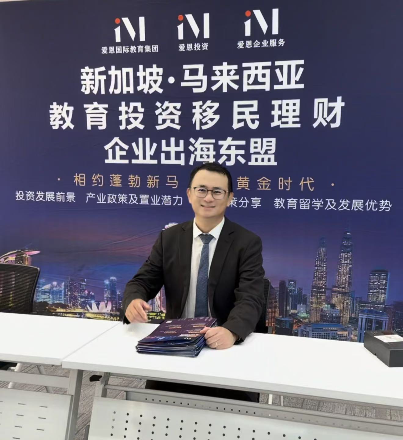 顾问坐姿肖像